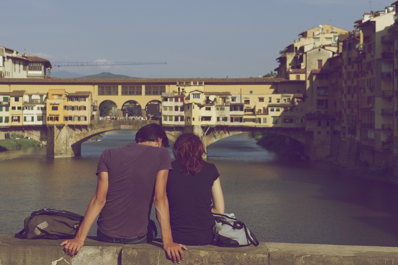 Gondolą przez weneckie kanały: Romantyczne spacerowanie po Wenecji